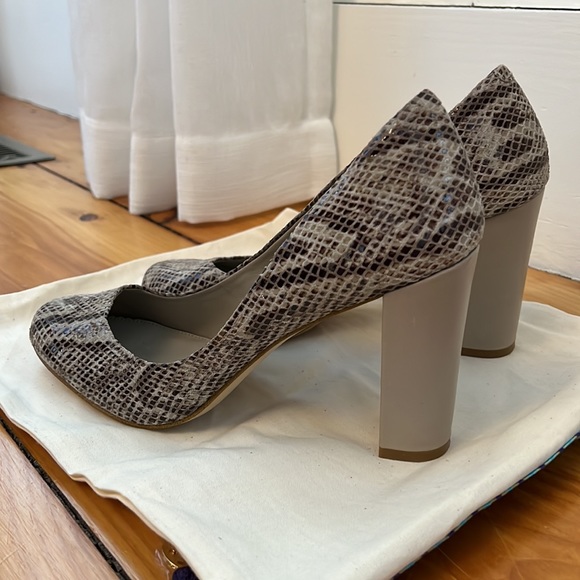 Banana Republic snake print heel. Size 9M - Picture 2 of 8